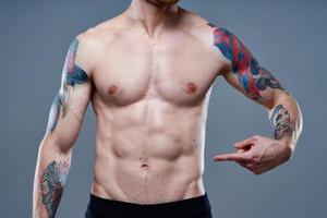 maschio atleta con cubi su il suo stomaco nudo torso tatuaggio culturisti fitness foto