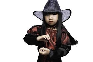 ritratto di bambina asiatica indossa un costume da strega, concetto di festival di halloween foto