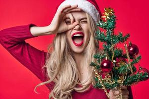 bella donna nel Santa Claus costume con Natale albero nel mani tradizione vacanza isolato sfondo foto