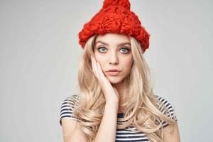 bella donna nel alla moda Abiti rosso cappello leggero sfondo stile di vita foto