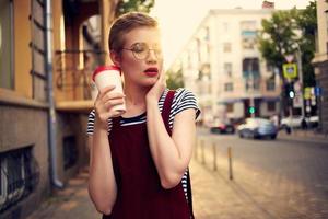 corto dai capelli donna all'aperto tazza con bevanda camminare estate foto