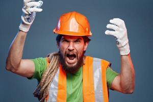 emotivo uomo nel opera uniforme sicurezza professionale blu sfondo foto