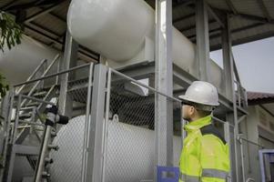 gli ingegneri lavorano sul posto di lavoro per mantenere l'elio liquido, il controllo del programma di manutenzione preventiva, la gente della Tailandia foto