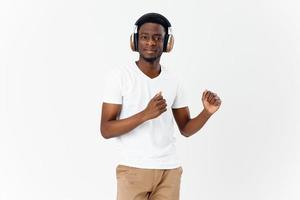 africano uomo indossare cuffie musica Sorridi divertimento foto