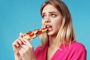 bella donna nel rosa camicia veloce cibo merenda stile di vita foto