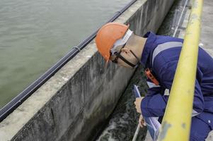 acqua pianta Manutenzione tecnici, meccanico ingegneri dai un'occhiata il controllo sistema a il acqua trattamento pianta. foto