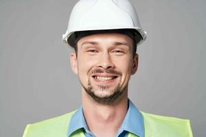 uomo nel costruzione uniforme professionale lavoro leggero sfondo foto