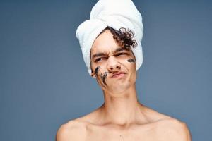 uomo con spoglio le spalle nero crema viso maschera chiaro pelle foto