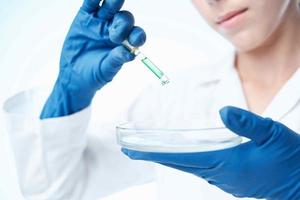 donna con blu guanti laboratorio ricerca scienza foto