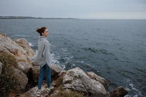 bella donna maglioni nuvoloso mare ammirazione natura rilassamento concetto foto