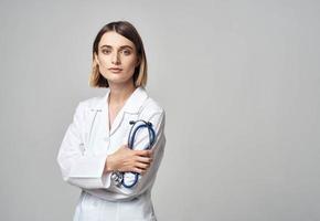 donna nel bianca cappotto medico e stetoscopio nel mano foto