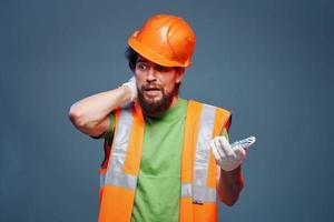 un' barbuto uomo nel un' costruttore nel il modulo di emozioni di un' sicurezza professionale foto