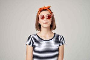 donna con arancia fascia per capelli indossare occhiali da sole moda moderno stile foto