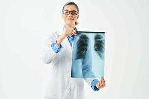 femmina medico con bicchieri nel bianca cappotto raggi X ospedale foto