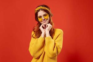 donna nel giallo maglione hippie Accessori retrò stile rosso sfondo foto