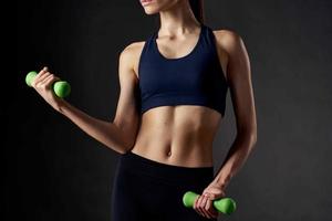donne sottile figura verde manubri esercizio allenarsi motivazione foto