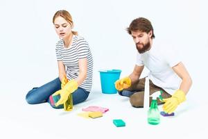 uomo e donna a casa detergente domestico pulizia igiene foto