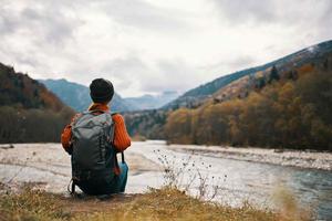 donna escursionista passeggiate vicino il fiume montagne natura viaggio foto