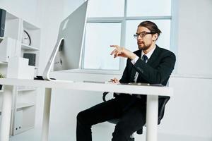 uomo d'affari un ufficiale è Lavorando a il computer capo foto