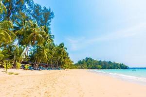 bellissima spiaggia tropicale e mare foto