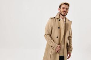 uomo moda acconciatura cappotto autunno stile ritagliata Visualizza studio modello foto