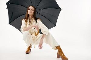 donna nel bianca tuta da lavoro occupazione con un Aperto ombrello avvicinamento foto