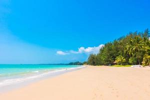 bellissima spiaggia tropicale e mare foto