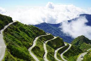 Questo zig zag di strada est sikkim era Usato per commercio seta con India e Cina foto