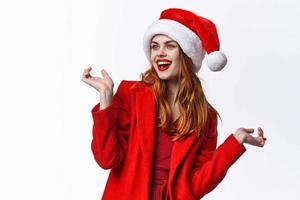 donna indossare Santa costume in posa decorazione modello foto