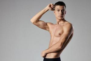 bodybuilder fitness uomo atleta su grigio sfondo ritagliata Visualizza copia spazio foto
