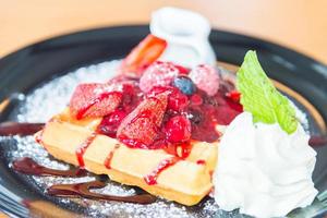 fragola e mescolare i frutti di bosco sopra i waffle foto