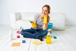 pulizia signora a casa interno casalinga interpretazione servizio detergente foto