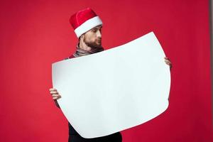 allegro uomo nel un' Santa cappello Tenere un' bandiera vacanza isolato sfondo foto