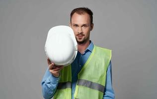uomo nel bianca casco protezione Lavorando professione leggero sfondo foto