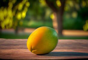 maturo Mango su un' di legno tavolo contro il fondale di un' verde giardino. ai generato foto