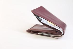 Close up di contanti nel portafoglio sul tavolo