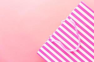 sacchetto regalo a strisce rosa su sfondo rosa foto