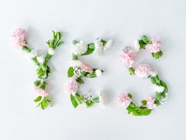 il parola sì a partire dal fiori su un' bianca sfondo. foto