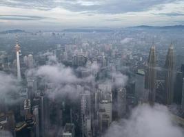 mattina nebbioso giorno a bukit bintang grattacielo foto