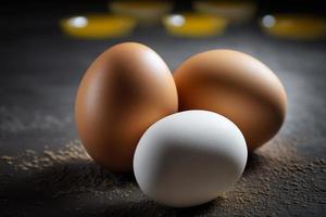 pollo uova, Marrone e bianca uova su un' tavolo. uova pronto per essere Usato con Farina e Grano nel ricetta su il tavolo. tipi di uova Usato nel torta preparazione e vario ricette. foto