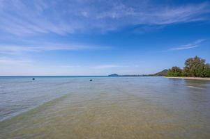 bellissimo paesaggio marino con infinito orizzonte a chao lao spiaggia Chanthaburi Tailandia. foto