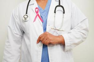 asiatico donna medico con rosa nastro, mondo Seno cancro giorno a ottobre. foto