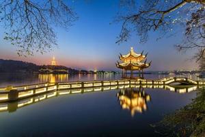 bellissimo Hangzhou nel crepuscolo e antico padiglione foto