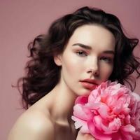 bellissimo donna con peonia fiori nel sua mani foto