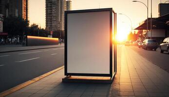 vuoto tabellone modello per pubblicità nel il città, tramonto Visualizza foto