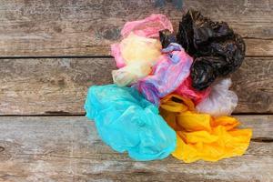 diverso plastica borse su vecchio di legno sfondo. superiore Visualizza. foto