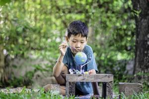 concentrato asiatico ragazzo colorazione solare sistema giocattoli, sensoriale attività, apprendimento utensili a casa. foto