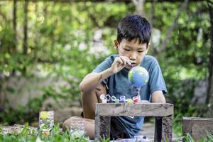 concentrato asiatico ragazzo colorazione solare sistema giocattoli, sensoriale attività, apprendimento utensili a casa. foto