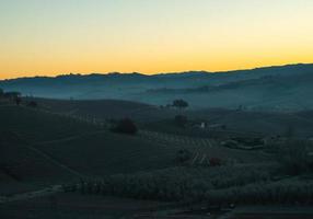 paesaggi di il piemontese langhe a alba su un' freddo inverno giorno nel 2023 foto