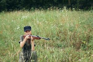 donna un' donna con un' arma nel sua mani su un' occupazione vista fresco aria foto